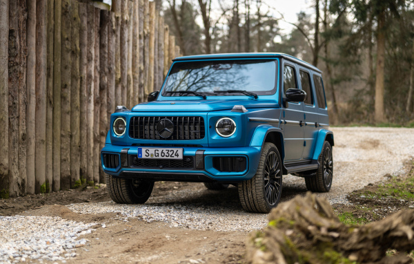 Синий автомобиль Mercedes-AMG G 63 Manufaktur 2024  года