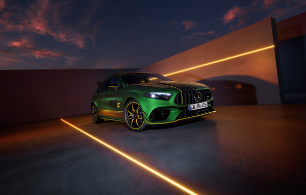 Дорогой автомобиль Mercedes-AMG A 45 S 4MATIC+ Final Edition зеленого цвета