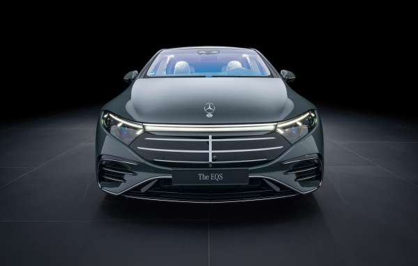 Вид спереди на дорогой автомобиль Mercedes-Benz EQS 580 4MATIC AMG Line 2024  года