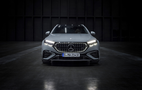 Вид спереди на автомобиль Mercedes-AMG E 53 HYBRID 4MATIC+ Estate 2024 года