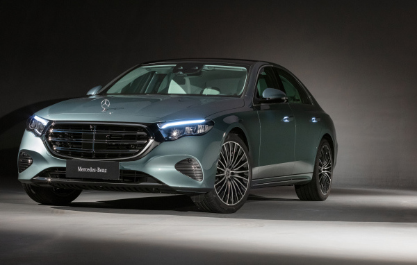 Вид спереди на автомобиль Mercedes-Benz E 300 Exclusive 2024 года