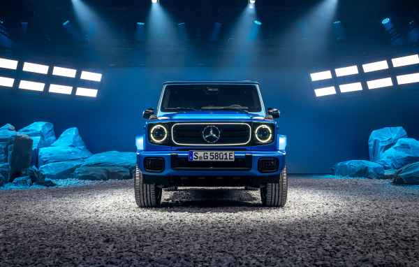 Вид спереди на автомобиль Mercedes-Benz G 580 With EQ Technology Edition One 2024 года
