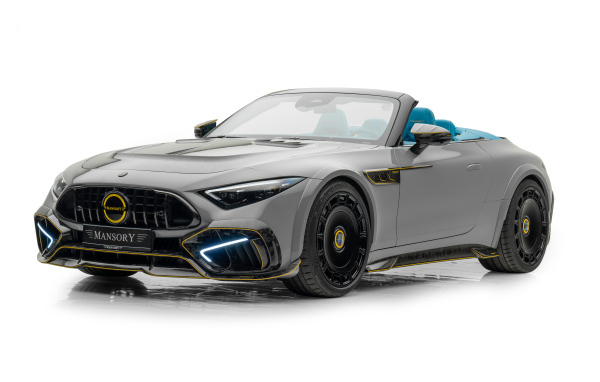 Вид спереди на автомобиль Mansory Mercedes-AMG SL 63 4MATIC+ Widebody на белом фоне