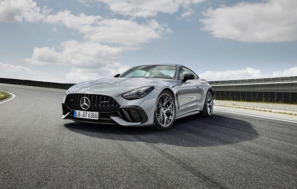 Вид спереди на автомобиль Mercedes-AMG GT 63 PRO 4MATIC+ на трассе