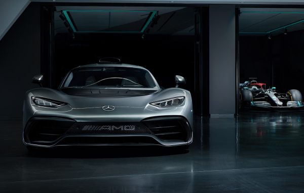 Вид спереди на автомобиль Mercedes-AMG ONE