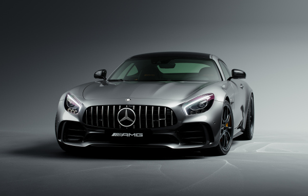 Вид спереди на автомобиль Mercedes-Benz AMG GT R
