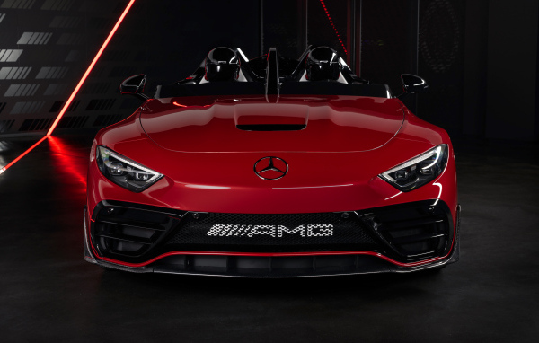 Вид спереди на красный автомобиль Concept Mercedes-AMG PureSpeed 2024 года