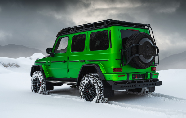 Зеленый джип Mercedes-AMG G 63 Inferno 4x4 на снегу