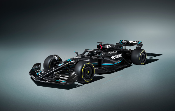 Гоночный автомобиль Mercedes-AMG F1 W14 E Performance  на сером фоне