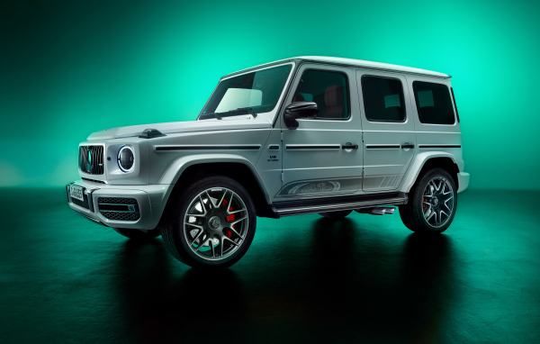 Автомобиль Mercedes-AMG G63 на зеленом фоне