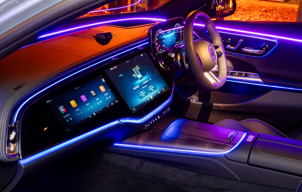 Салон автомобиля Mercedes-Benz E 300 E AMG Line с подсветкой