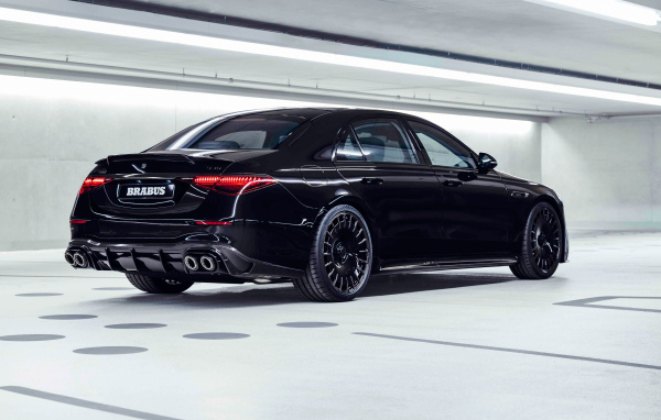 Вид сзади на автомобиль Mercedes-AMG S 63 E Performance Brabus 930