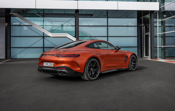 Вид сзади на красный автомобиль Mercedes-AMG GT 63 S E Performance 2024  года