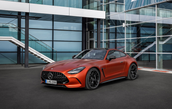 Красный автомобиль Mercedes-AMG GT 63 S E Performance 2024 года у здания