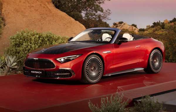 Красный автомобиль Mercedes-Maybach SL 680 Monogram Series 2024 года