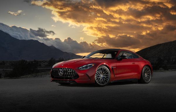 Красный автомобиль Mercedes-AMG GT 63 4MATIC+ 2024 года на закате
