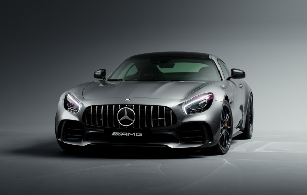 Серебристый автомобиль Mercedes-AMG GT R