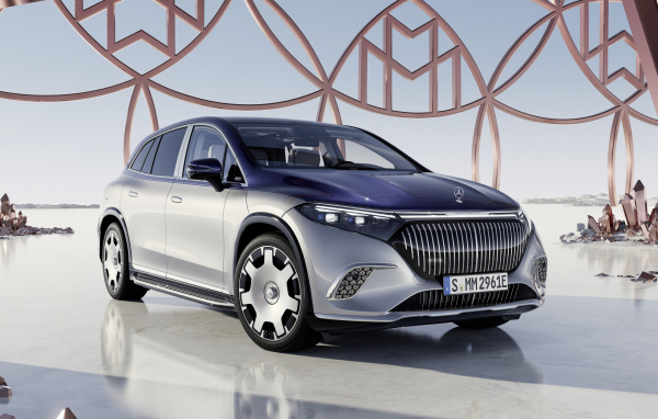 Серебристый автомобиль Mercedes Maybach EQS 680