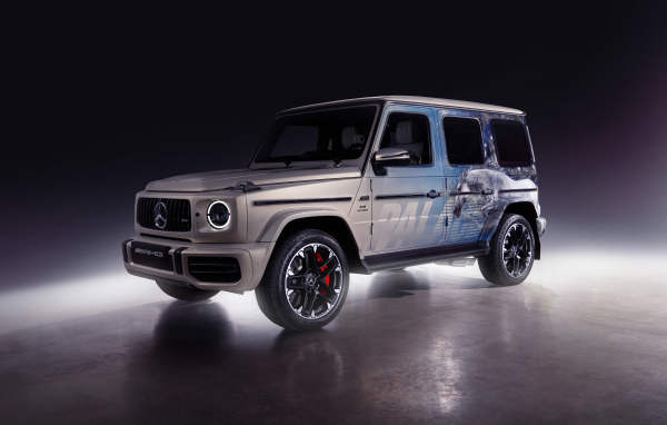 Серебристый джип Mercedes-AMG G 63