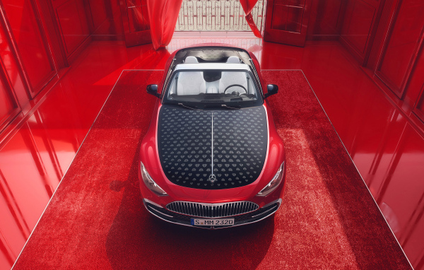 Вид сверху на автомобиль Mercedes-Maybach SL 680 Monogram Series 2024  года