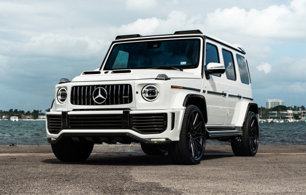 Белый автомобиль Urban Automotive Mercedes-AMG G 63 2024 года