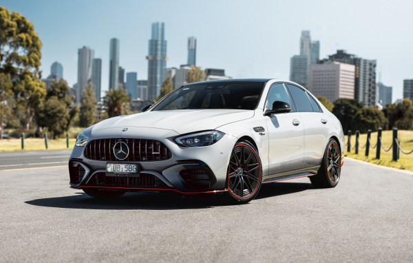 Белый автомобиль  Mercedes-AMG C 63 S E Performance F1 Edition 2024 года