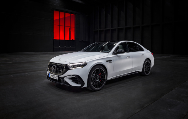 Белый автомобиль Mercedes-AMG E 53 HYBRID 4MATIC+ 2024 года на черном фоне