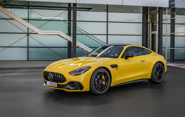Желтый автомобиль Mercedes-AMG GT 43 Coupe 2024 года