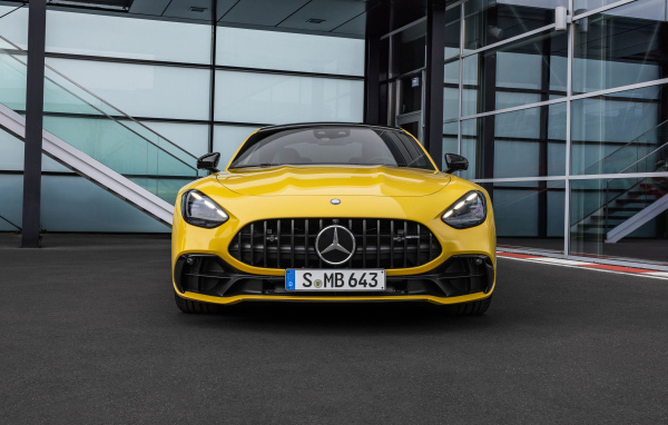 Желтый автомобиль Mercedes-AMG GT 43 Coupe 2024 года вид спереди