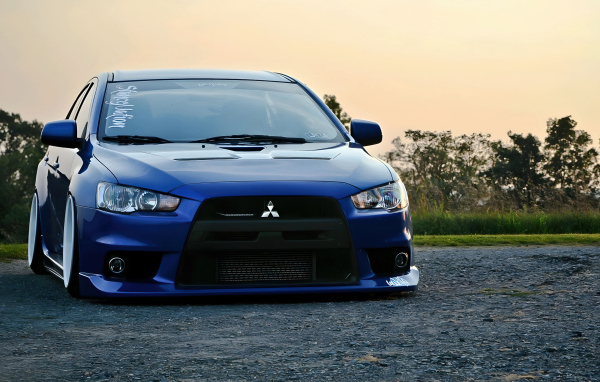 Синий автомобиль Mitsubishi Lancer Evo JDM