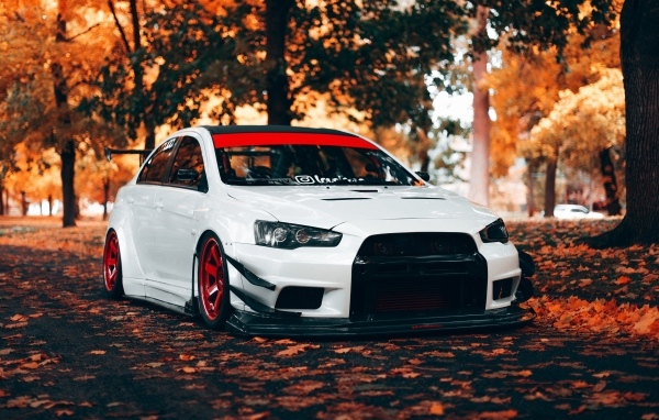 Белый автомобиль Mitsubishi Lancer Evolution X