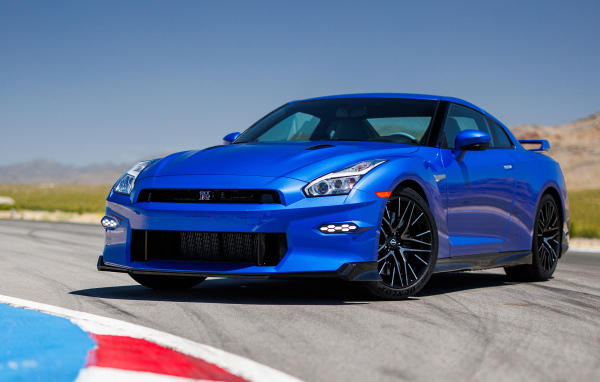 Синий автомобиль Nissan GT-R Skyline Edition 2024 года