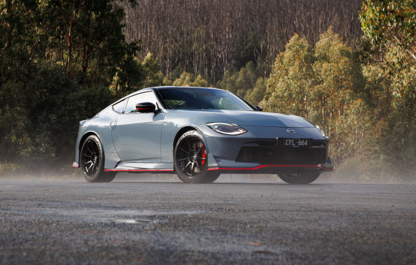 Серебристый автомобиль Nissan Z Nismo 2024 года