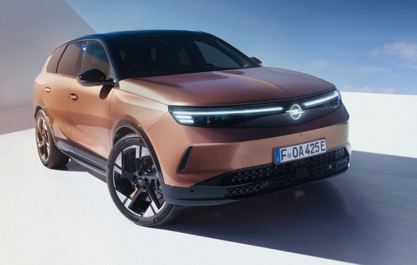 Коричневый автомобиль Opel Grandland Electric 2024 года