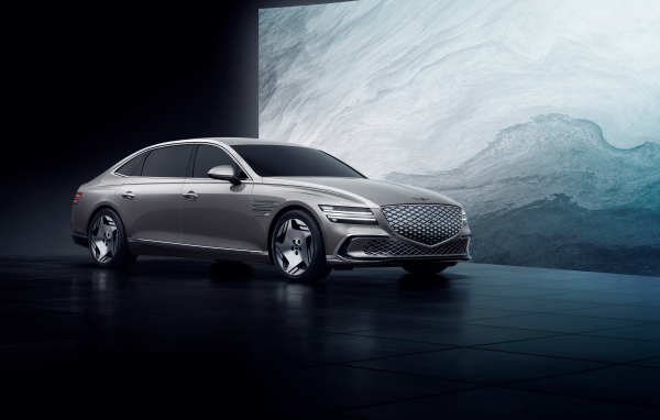 Серый автомобиль Genesis Electrified G80 2024 года