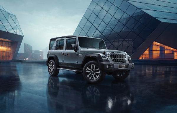 Джип Mahindra Thar Roxx 2024 года у здания