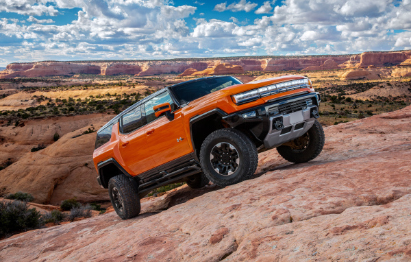 Большой GMC Hummer EV 2024 года в горах