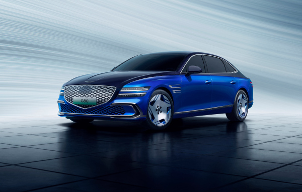 Синий автомобиль Genesis Electrified G80 2024 года