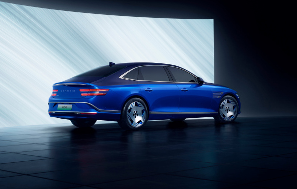 Синий автомобиль Genesis Electrified G80 2024 года вид сзади