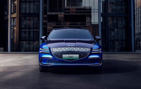 Синий автомобиль Genesis Electrified G80 2024 вид спереди