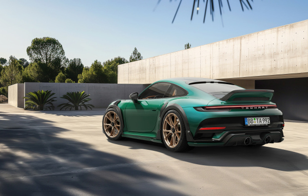 Зеленый автомобиль TechArt GTstreet R Touring вид сзади