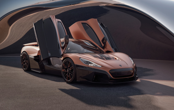 Открытые двери в автомобиле Rimac Nevera 15th Anniversary 2024 года