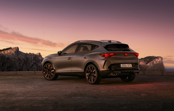 Вид сзади на автомобиль Cupra Formentor EHybrid 2024 года