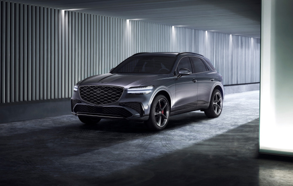 Серебристый автомобиль Genesis GV70 Sport 2024 года
