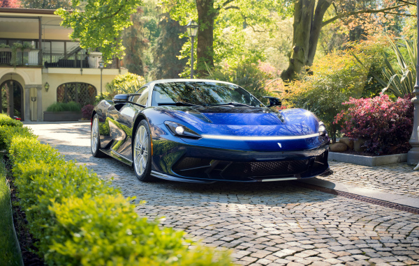 Синий спортивный автомобиль Pininfarina Battista Cinquanta cinque 2024