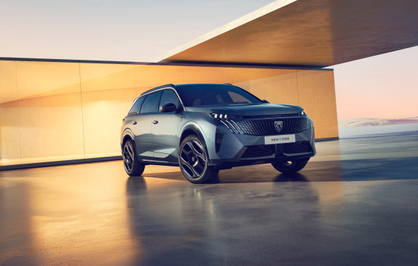 Стильный серебристый кроссовер Peugeot E-5008 GT 2024 года