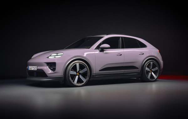 Автомобиль Porsche Macan 4 2024 года на черном фоне
