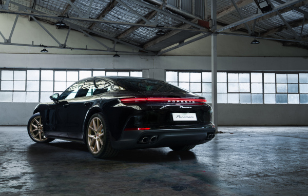 Вид сзади на автомобиль Porsche Panamera 2024  года