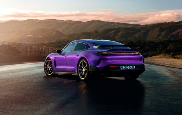 Автомобиль Porsche Taycan Turbo GT Weissach Package 2024 года вид сзади