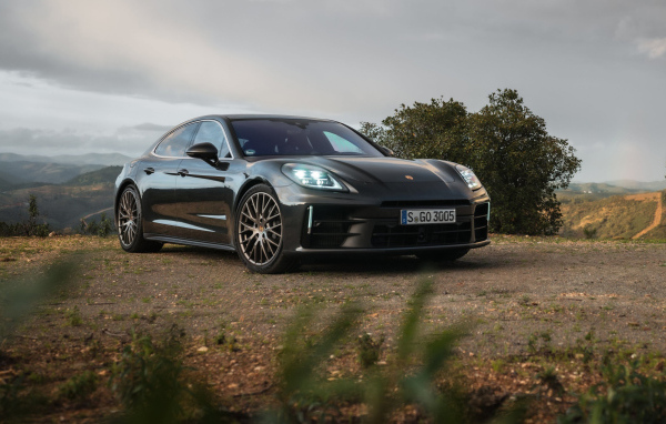 Черный автомобиль Porsche Panamera 2024 года
